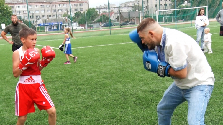 Український боксер Денис Берінчик провів відкрите благодійне тренування з житомирянами (ВІДЕО)
