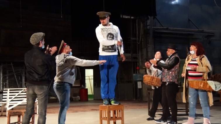 Актори Житомирського театру розпочали репетиції на сцені