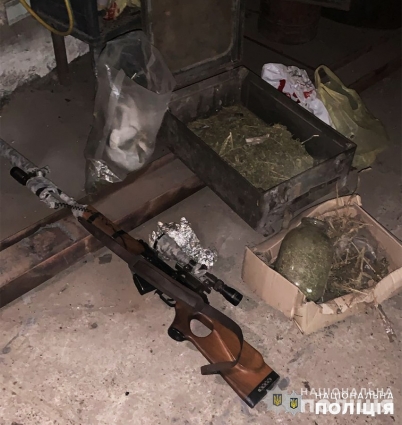 У жителя Андрушівки під час обшуку виявили мисливський карабін, автомат, патрони та наркотики