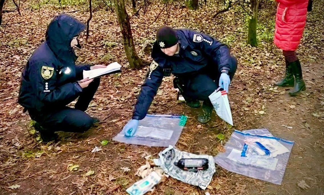 У Звягелі затримали жінку, яка намагалася розповсюдити 170 згортків з психотропами