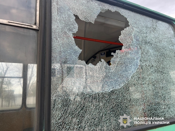 У Житомирі пасажир розбив вікно тролейбуса, бо водій не пустив у салон з собакою без намордника