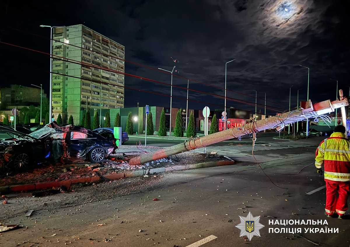 У Житомирі на проспекті Незалежності зіткнулись Tesla та Mercedes, травми отримали водій та пасажир