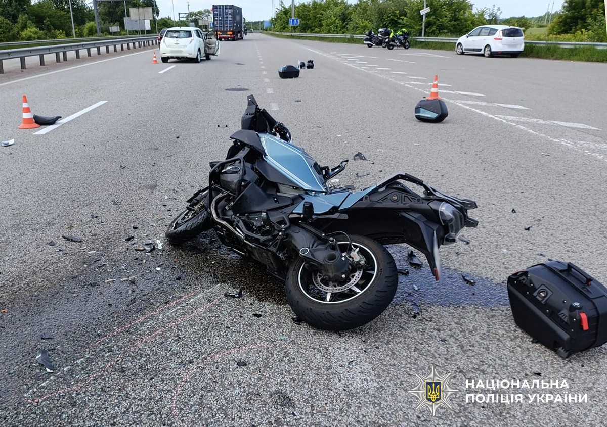 Неподалік Житомира в ДТП травмовано водія та пасажирку мотоцикла
