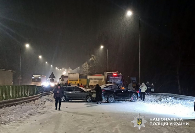 У ДТП поблизу Коростишева травмовано 4 людей і пошкоджено 11 автомобілів