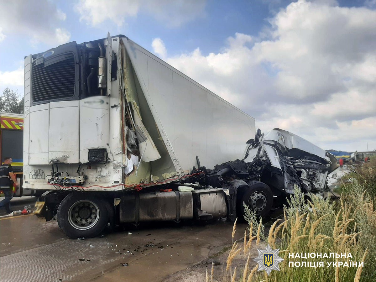 Смертельна ДТП на Житомирщині: поблизу села Іванівка, зіткнулись дві вантажівки