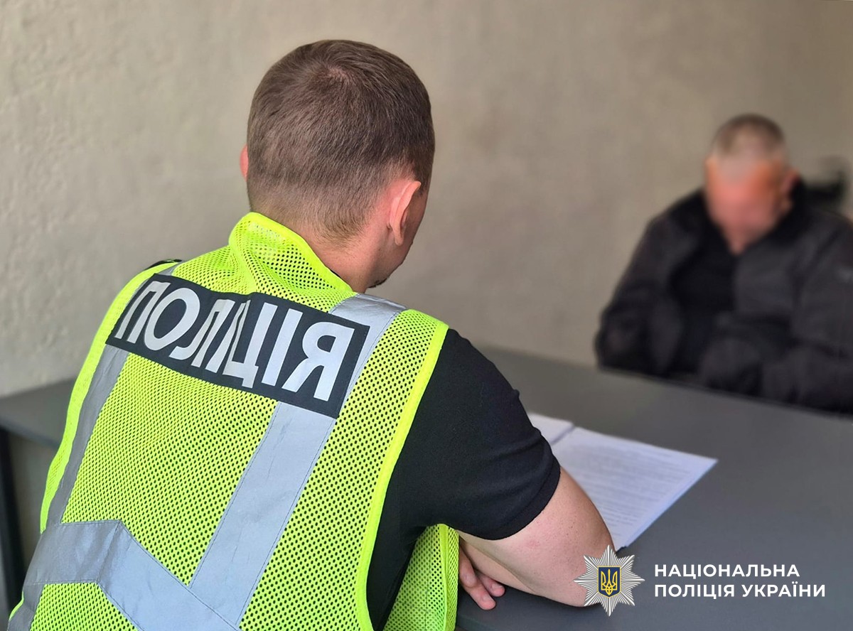 У Житомирі затримали чоловіка, який погрожував жінці в під'їзді та зірвав з шиї золотий ланцюжок