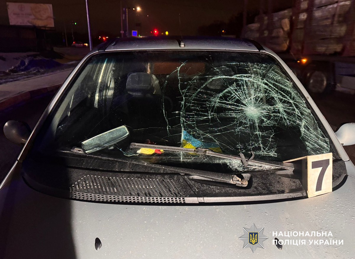 Поблизу села Зарічани під колеса автівки та автопоїзда потрапила жінка, поліцейські встановлюють особу загиблої