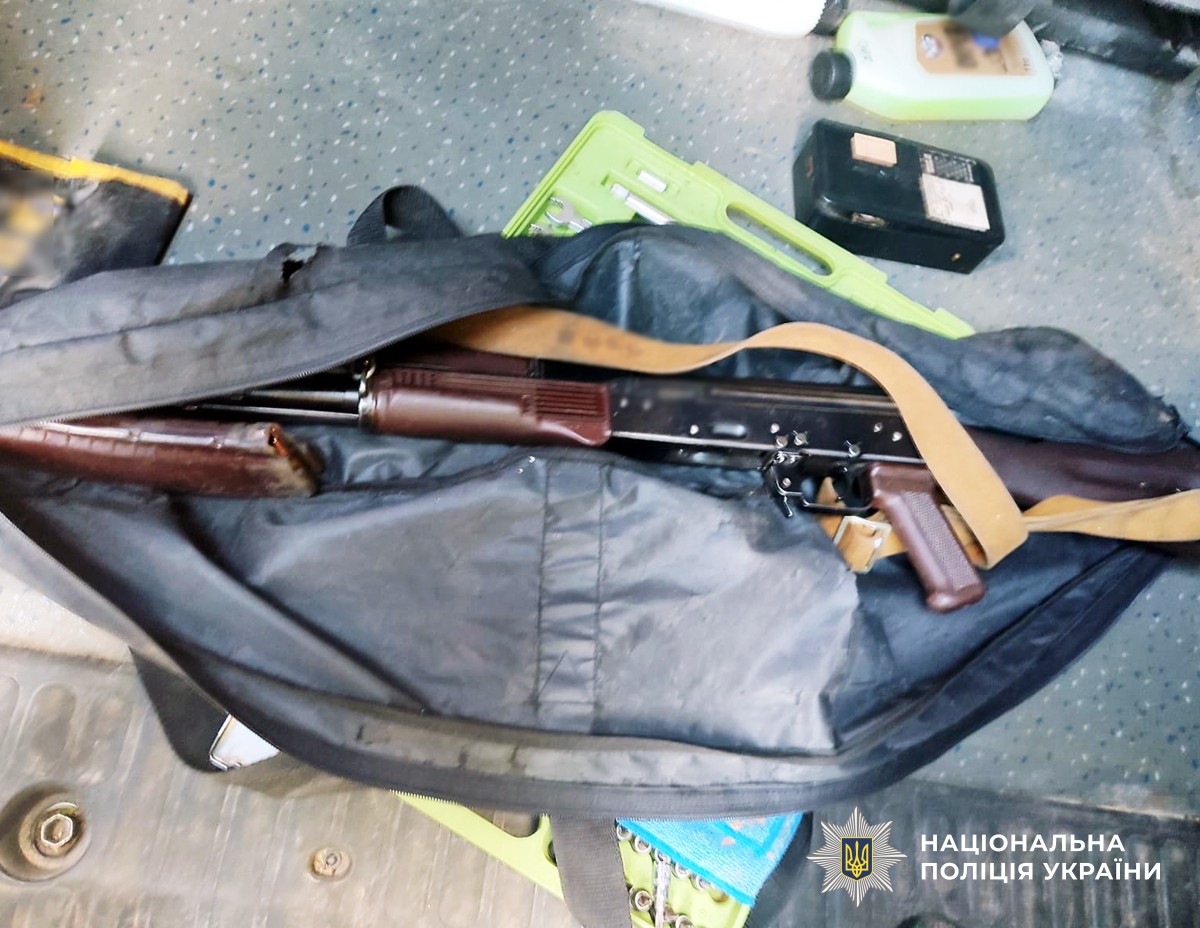 На Житомирщині 37-річний чоловік знайшов автомат та набої у лісовому масиві