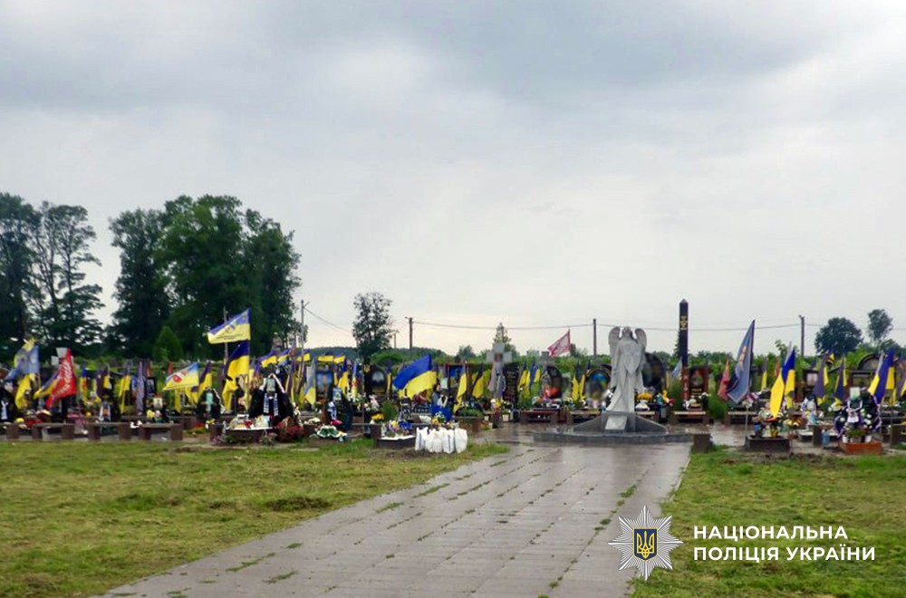 У Звягелі 52-річна жінка крала квіти з могил полеглих Захисників, а потіп продавала «товар» на базарі