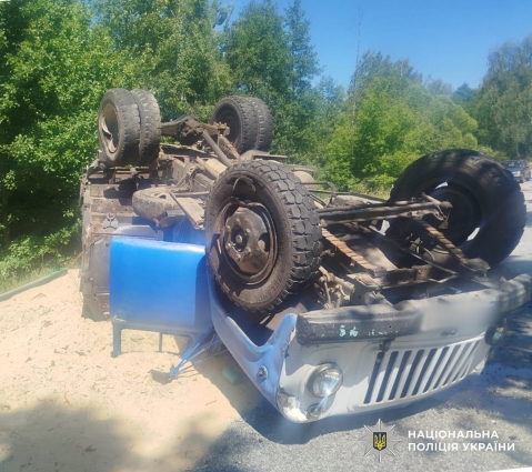 У Житомирському районі зіткнулися позашляховик та вантажівка: в ДТП травми отримали двоє людей