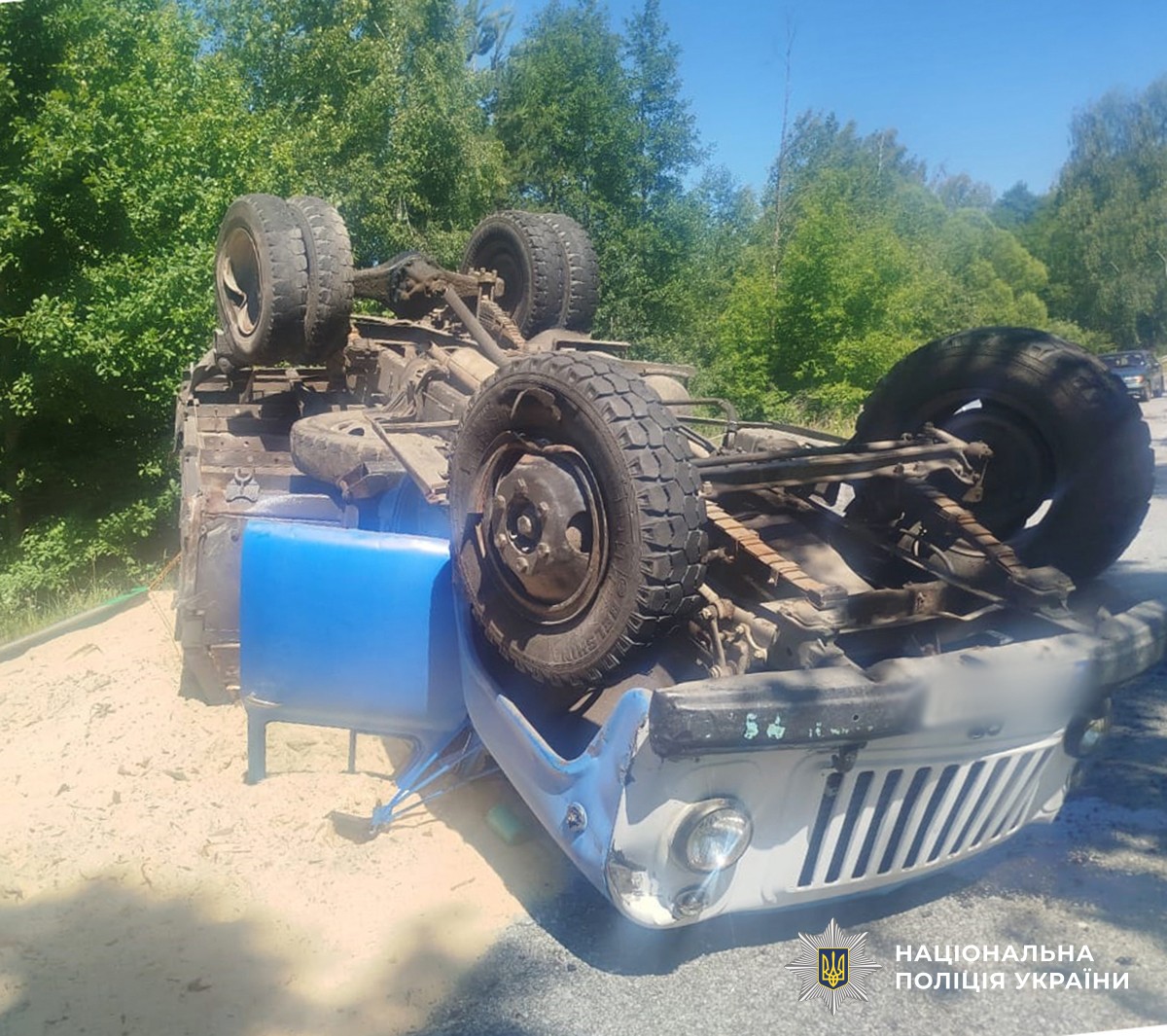 У Житомирському районі зіткнулися позашляховик та вантажівка: в ДТП травми отримали двоє людей