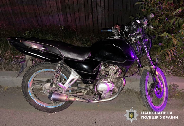 У ДТП на Бердичівщині травмувались двоє неповнолітніх: 15-річна дівчина та водій мотоцикла в лікарні