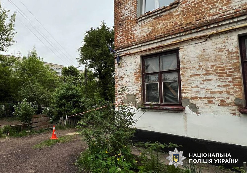 У Житомирі чоловік після того, як побив співмешканку, погрожував патрульним гранатою та вимагав віддати йому табельну зброю
