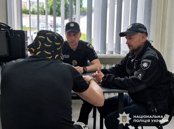 У Житомирі затримали підозрюваного в хуліганстві: чоловік намагався пограбувати аптеку
