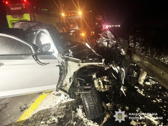 У ДТП біля Житомира, внаслідок зіткнення BMW та вантажівки, загинув водій легковика