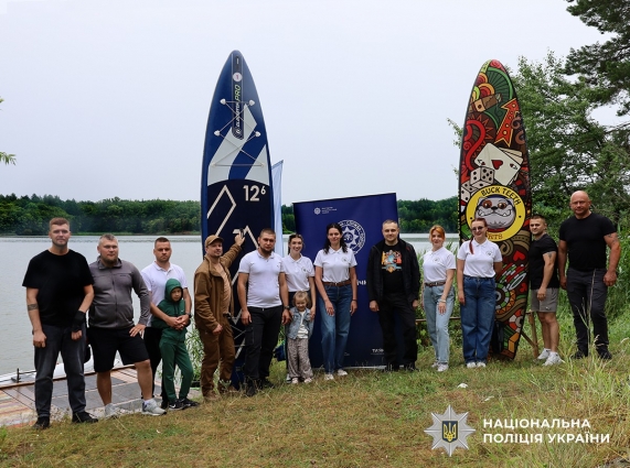На Житомирщині поранені поліцейські-захисники проходять реабілітацію на сапбордах (ВІДЕО)