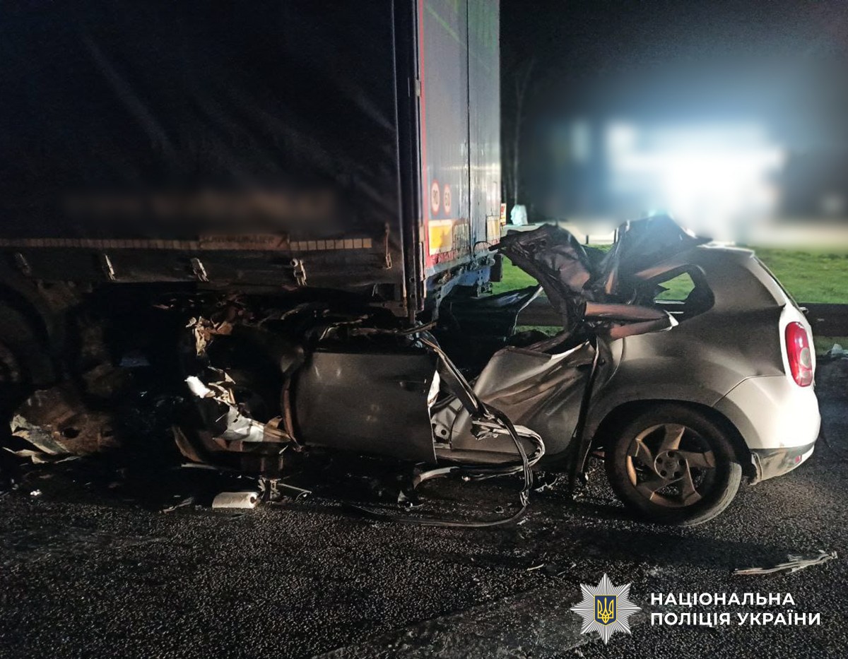 Подробиці ДТП в Березівській громаді: водій Renault в'їхав у припарковану вантажівку