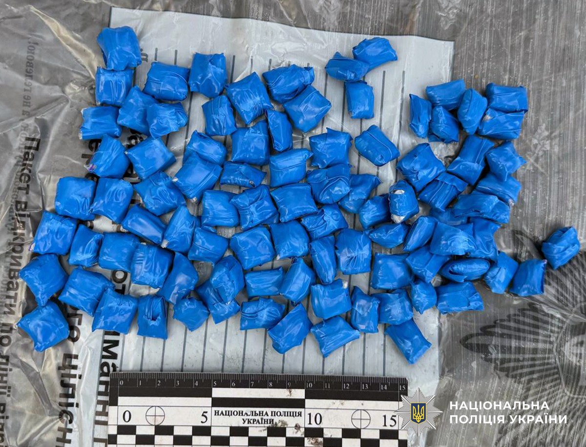 Неподалік лісового масиву в Березівській громаді затримали чоловіка в якого вилучили 163 згортки з наркотиками