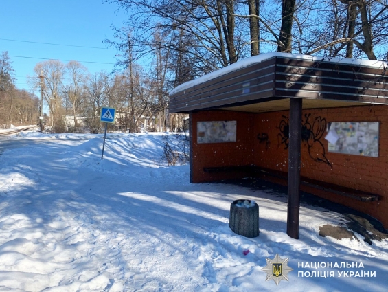У Новогуйвинську на зупинці громадського транспорту таксист погрожував людям автоматом, бо ніхто не захотів з ним їхати