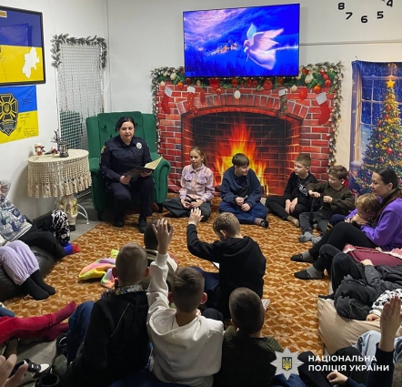 «Різдвяні читання» в Бердичеві: поліцейські презентували дітям казку про довіру та добро