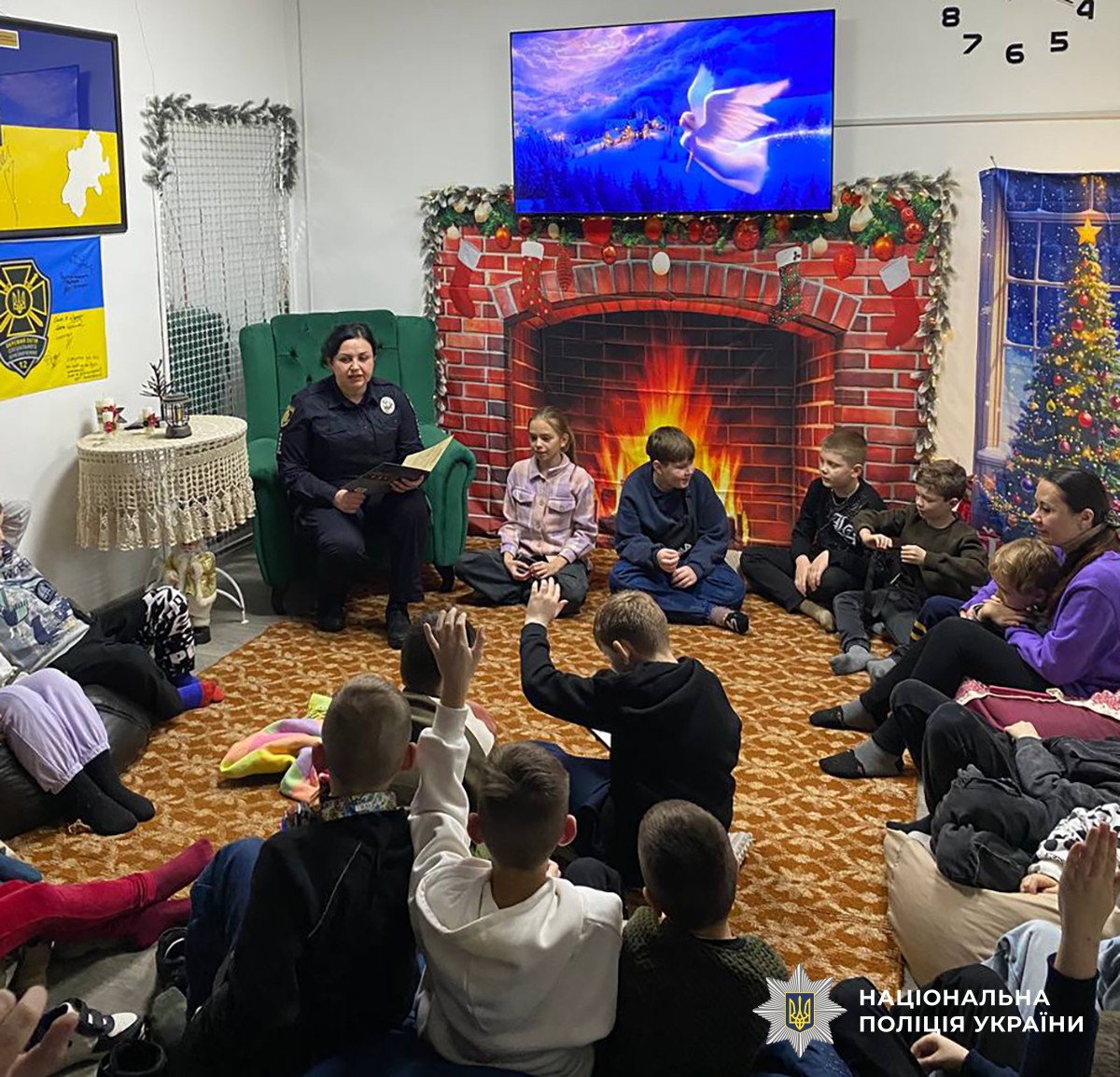 «Різдвяні читання» в Бердичеві: поліцейські презентували дітям казку про довіру та добро