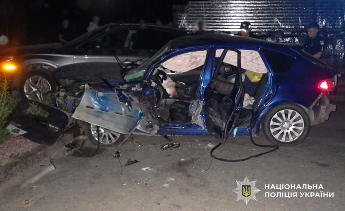 В Овручі в ДТП травми отримали двоє людей: водій виїхав за межі дороги та зіткнувся із двома припаркованими автівками