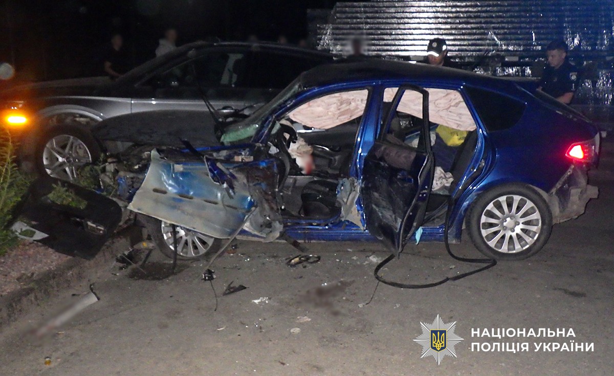 В Овручі в ДТП травми отримали двоє людей: водій виїхав за межі дороги та зіткнувся із двома припаркованими автівками
