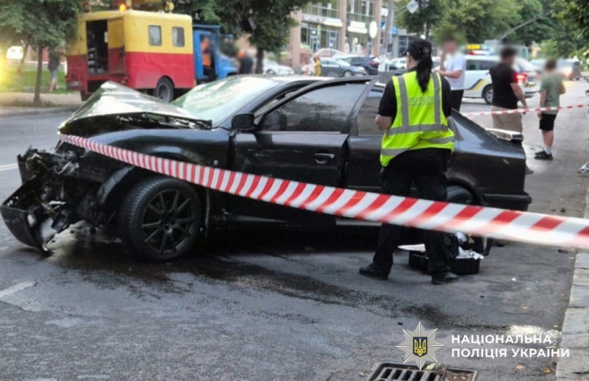 У Житомирі п'яний водій влетів у стовп: травми отримали двоє пасажирів, один з них в лікарні