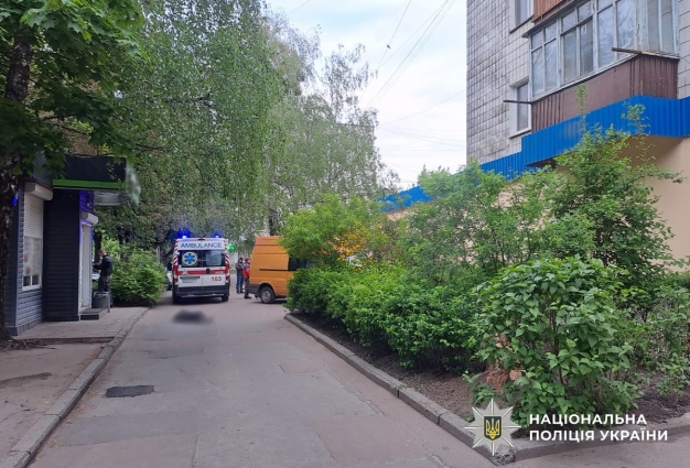 У Житомирі водій автомобіля «Ford Transit», рухаючись заднім ходом, наїхав на жінку, вона загинула
