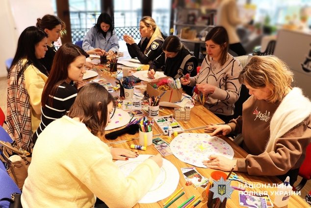 Пошук життєвих сил через малюнок: у Житомирі поліцейські психологи організували психотерапевтичну зустріч