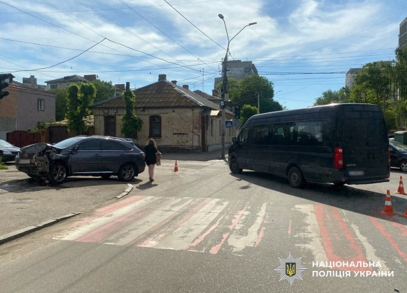 У Житомирі зіткнулися мікроавтобус та корсовер: водійка однієї з автівок в лікарні