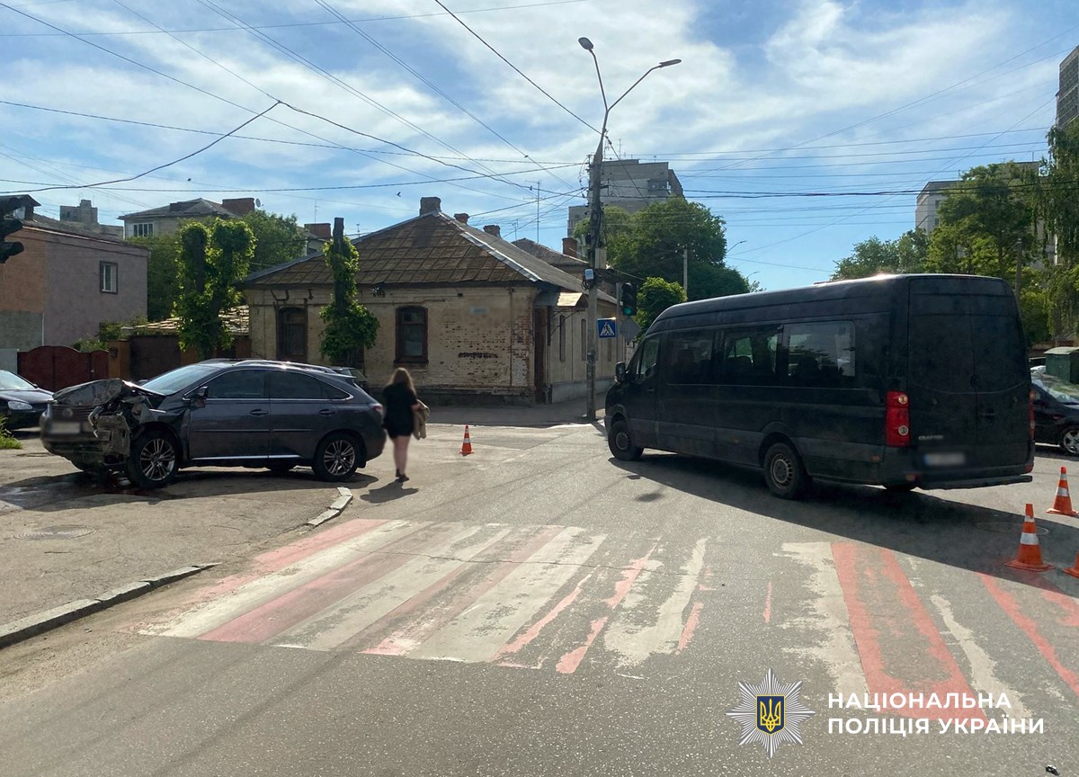 У Житомирі зіткнулися мікроавтобус та корсовер: водійка однієї з автівок в лікарні