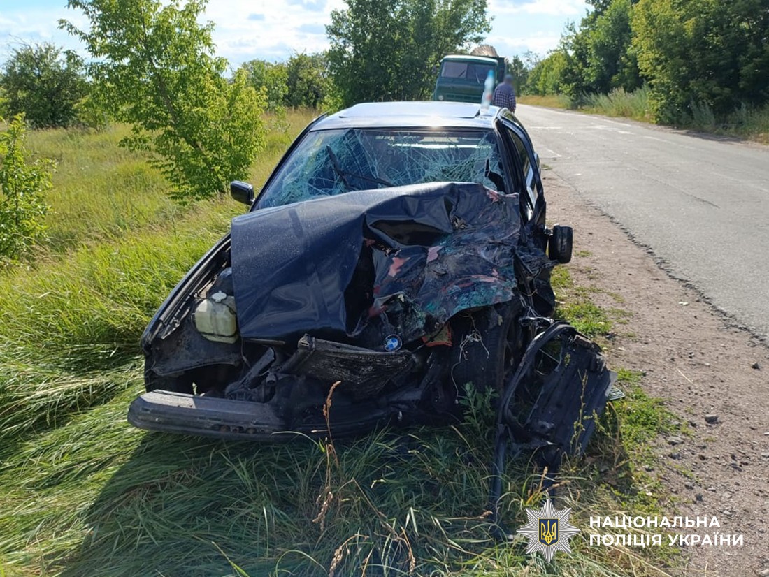 У Станишівській громаді зіткнулись BMW та МАЗ: травми отримав 14-річний пасажир легковика