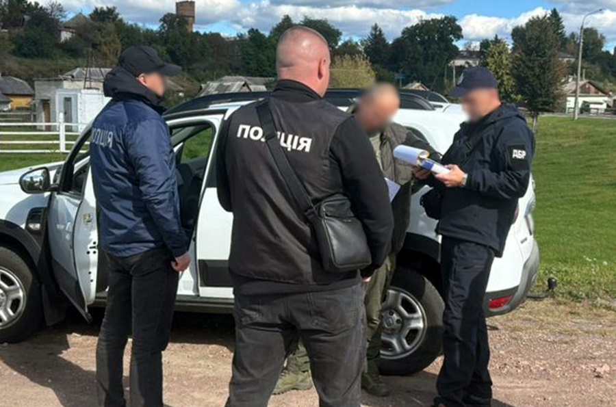 Наклав щомісячну «данину» на місцевого підприємця: на Житомирщині затримали лісівника