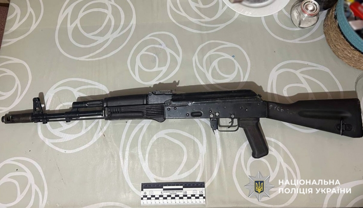 У Житомирі в чоловіка вилучили гранату, два автомати та 600 набоїв