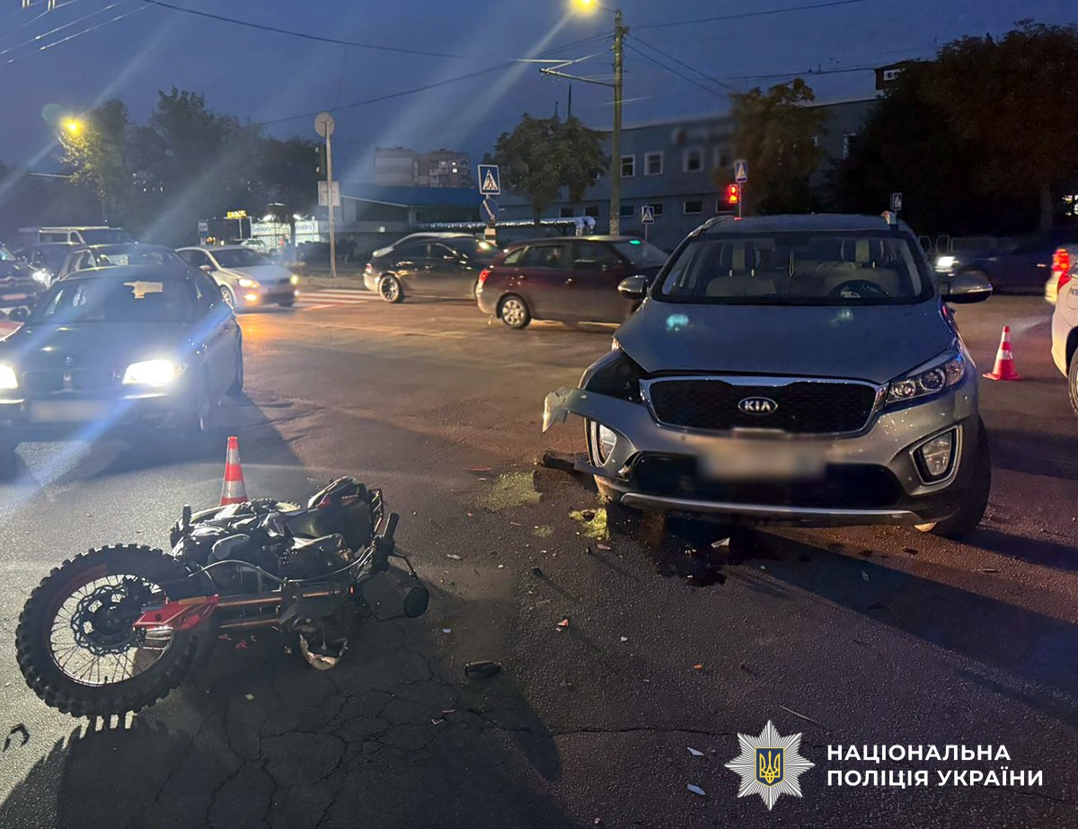 У Житомирі водій автівки наїхав на мотоцикліста: 18-річний чоловік в лікарні