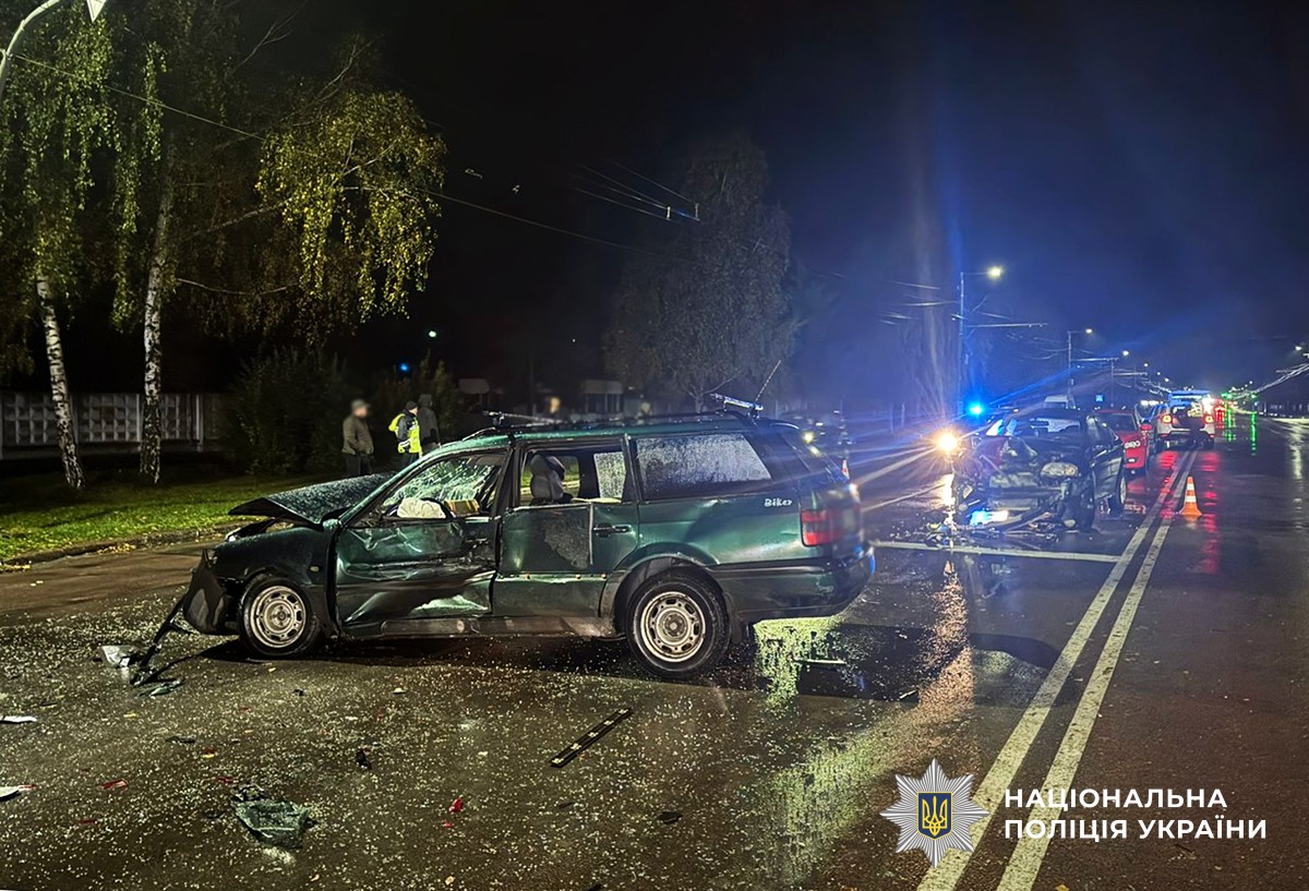У Житомирі на проспекті Миру зіткнулися три автівки: внаслідок ДТП травми отримали водій та пасажир
