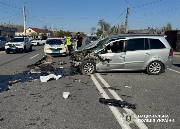 У Тетерівці зіткнулися легковик та мікроавтобус: в ДТП постраждали троє людей