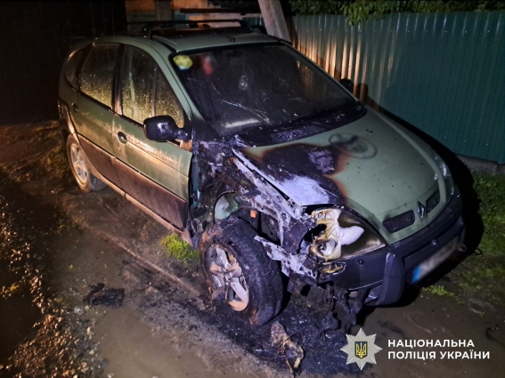 У Бердичеві невідомі підпалили дві автівки військових: їх розшукують