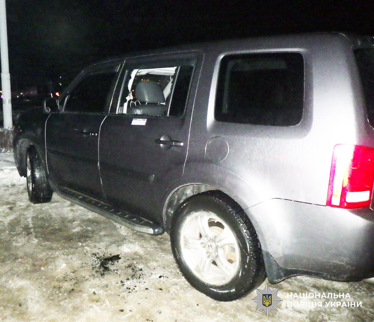 У Житомирі затримали двох чоловіків, які розбили скло в автівці та вкрали сумку з грішми та гаджетами