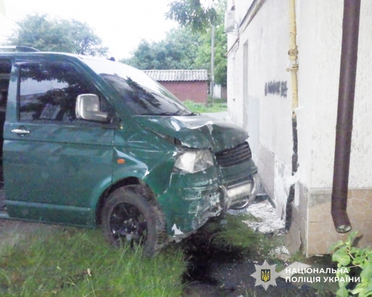У Звягелі Volkswagen в’їхав у будинок: троє пасажирок отримали травми
