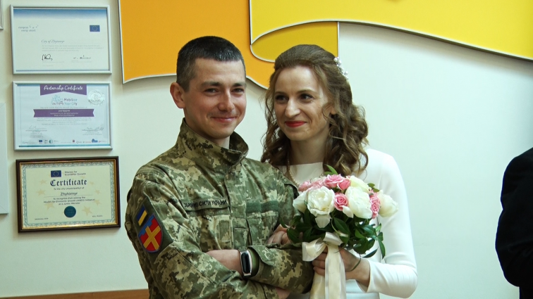 Весілля під сиренами: Петро та Тетяна одружилися у Житомирській міській раді