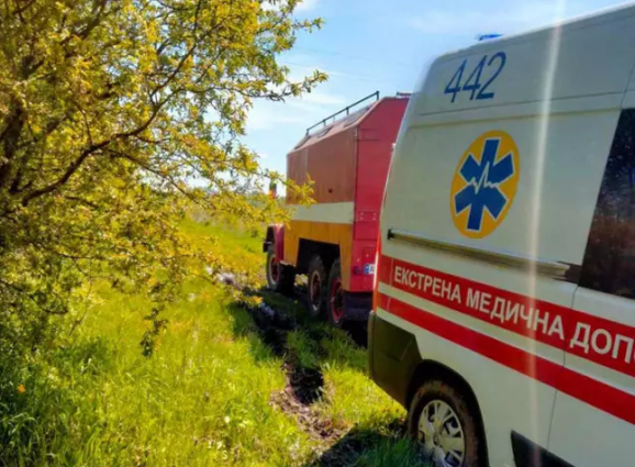 На Овруччині рятувальники допомогли витягнути з багнюки автівку медиків, які везли пацієнта в лікарню