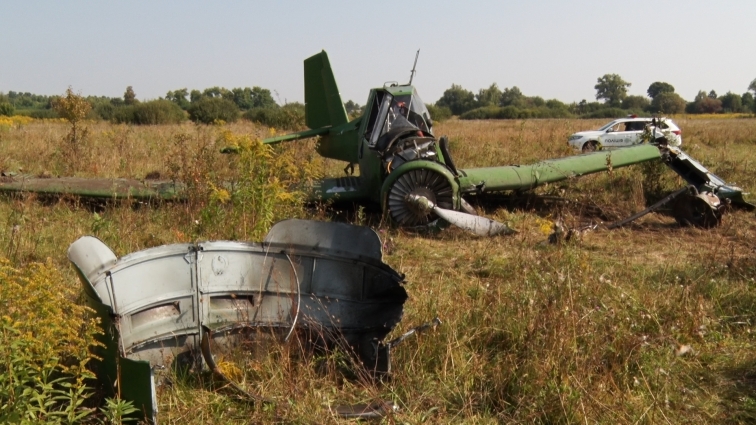 Не мав ліцензію на польоти: у селі Кмитів неподалік людських хат впав літак, пілот у лікарні