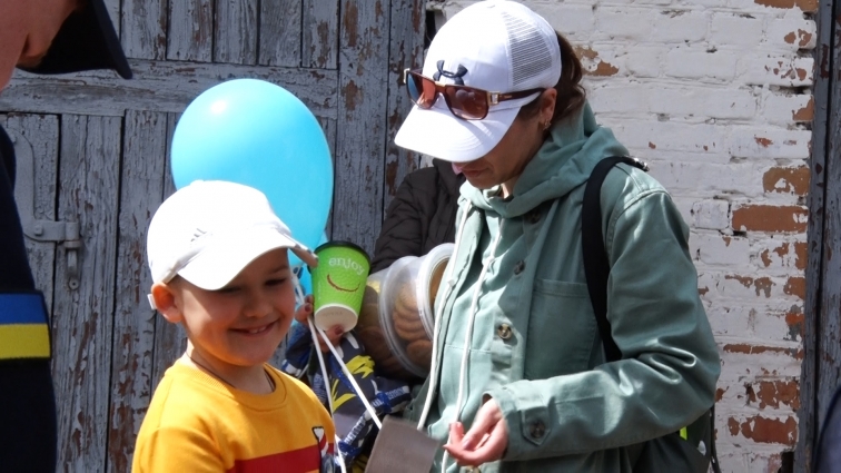 На Житомирщині рятувальники та поліцейські влаштували для дітей-переселенців свято