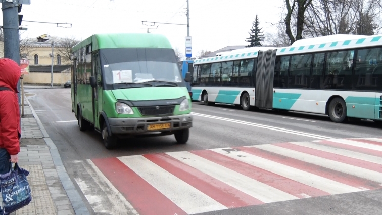 Тролейбуси та трамваї не курсують: яка ситуація із транспортом у Житомирі? (ВІДЕО)