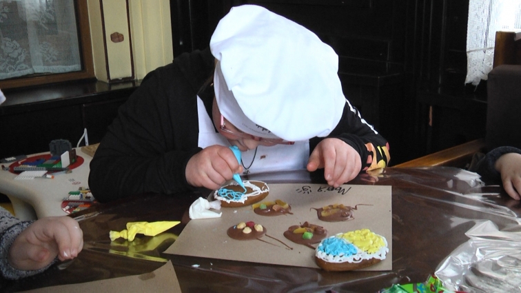 У Житомирі діти з синдромом Дауна готували цукерки для благодійного ярмарку (ВІДЕО)