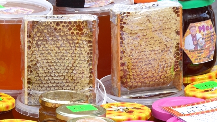 На головній пішохідній вулиці міста стартував дводенний ярмарок меду