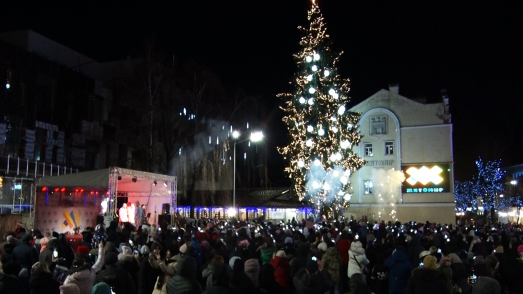 У Житомирі близько тисячі людей відкривали головну новорічну ялинку міста
