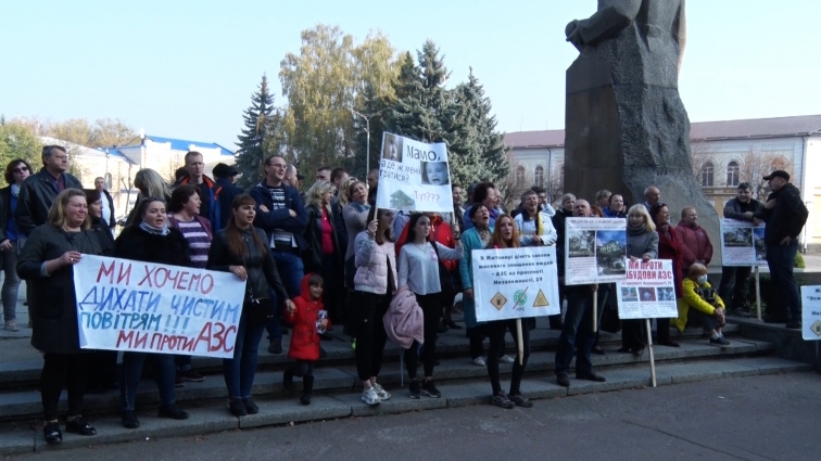 Жителі будинків на проспекті Незалежності знову влаштовують мітинги проти будівництва АЗС